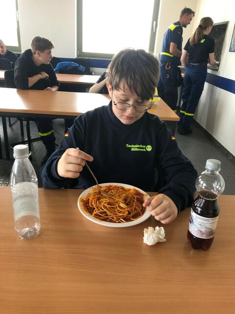 Jugendliche des THW Ortsverbandes Heiligenhaus/Wülfrath lernen bei den Jugenddiensten bei auf spielerische Weise den Umgang mit technischen Geräten. Auch Handgriffe werden ihnen beigebracht, die Helfer in einem Einsatz für das THW abrufen können müssen. Hier: Mittagspause. | Foto: Zur Verfügung gestellt von: THW Franziska Pfeifer