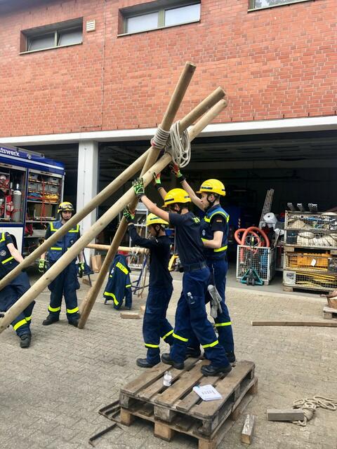 Jugendliche des THW Ortsverbandes Heiligenhaus/Wülfrath lernen bei den Jugenddiensten bei auf spielerische Weise den Umgang mit technischen Geräten. Auch Handgriffe werden ihnen beigebracht, die Helfer in einem Einsatz für das THW abrufen können müssen. Hier: Aufstellen Dreibock. | Foto: Zur Verfügung gestellt von: THW Franziska Pfeifer