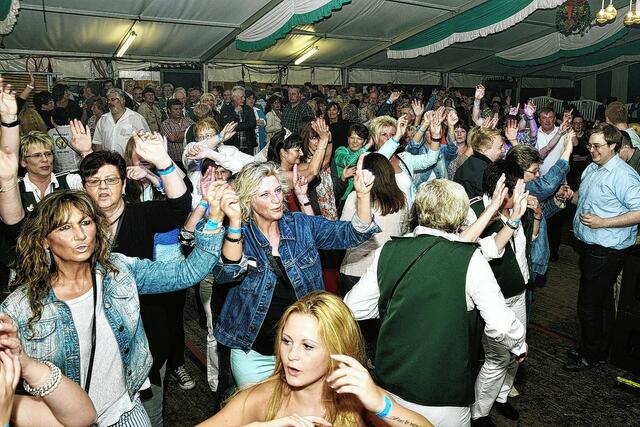 Auf ein gut gefülltes Festzelt und Partystimmung hoffen die Butendorfer Tell-Schützen am Wochenende: Vom 20. bis 22. Mai wird auf dem Platz am Pfarrer-Grünefeld-Weg hinter der Kirche "Heilig Kreuz" kräftig gefeiert. Sowohl am Freitag, 20. Mai, als auch am Samstag, 21. Mai, spielt dort die Showband "Take 5" live auf und am 22. Mai gibt es musikalische Darbietungen der Kapellen, die auch den Festumzug begleiten. Für die Partyabend mit "Take 5" gibt es an der Abendkasse Eintrittskarten für 8 Euro.