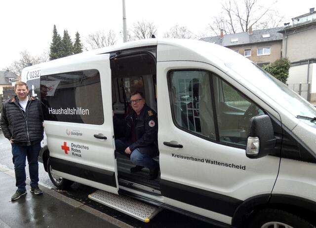 Markus Eisenhuth und Thorsten Junker
mit dem neuen Fahrzeug