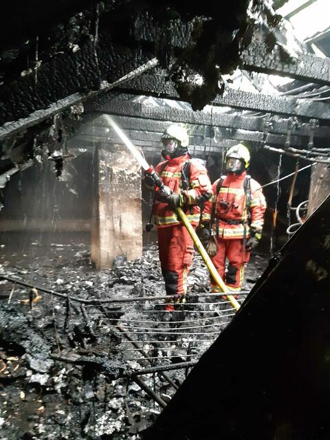 Zwe Feuerwehrleiter in den Trümmern des Dachgeschosses des Mehrfamiliehauses an der Posener Straße in Velbert. | Foto: Feuerwehr Velbert