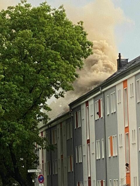 Auch das Nachbarhaus an der Posener Straße in Velbert wurde evakuiert. Hier befanden sich zwei bettlägrige Bewohner. | Foto: Feuerwehr Velbert
