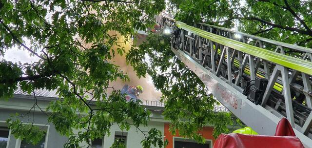 Mit drei Drehleitern ging die Feuerwehr Velbert gegen die Flammen vor. Auch die Nachbarhäuser an der Posener Straße wurden evakuiert.