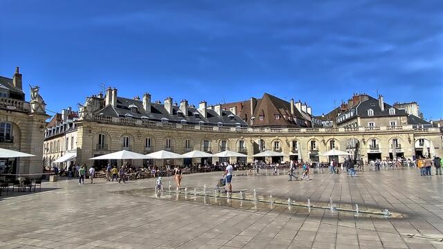 Dijon, Wasserspiele auf dem Platz vor dem Palast der Herzöge von Burgund