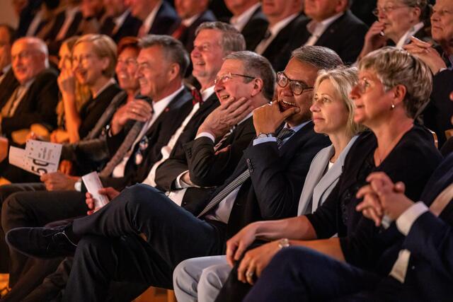 Gut unterhalten: Die Gäste beim „FHestakt“ zum Jubiläum der FH Dortmund unter anderem Oberbürgermeister Thomas Westphal (3.v.r.) und daneben Prof. Dr. Wilhelm Schwick, Rektor der Fachhochschule Dortmund.