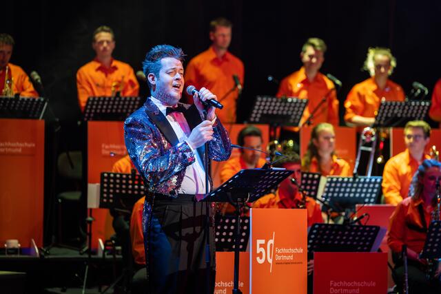 Stimmungsvoll begleitet wurde der feierliche „FHestakt“ vom East West European Jazz Orchestra gemeinsam mit dem Sänger Morgan Moody des Theaters Dortmund.