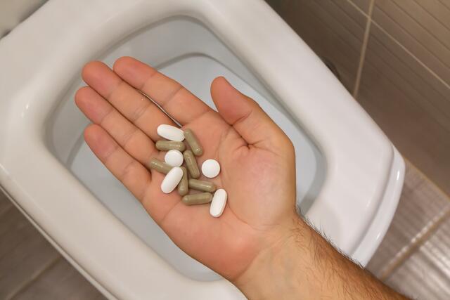 Abgelaufene Arzneimittel sollten auf keinen Fall in der Toilette entsorgt werden. Die Substanzen gelangen hierdurch in die Kanalisation, belasten stark die Umwelt und kommen so unter Umständen erneut in den Nahrungsmittelkreislauf von Mensch und Tier.
