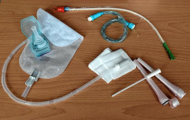 Hilfsmittel zum Entleeren der Blase: Kondom-Urinal, Beinbeutel, Einmal-Katheter.