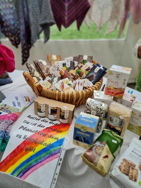 Am Weltladen-Stand Unna: Schokoladen, Tee, Früchte, Honig und kleine handgemachte Geschenke  - alles fair gehandelt.- 
