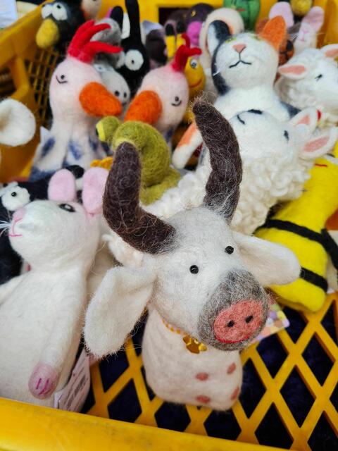 Auch die FUGE aus Hamm war vertreten. An deren Stand gab es auch viele interessante "Non-Food-Artikel", wie diese handgemachten Filz-Handpuppen.