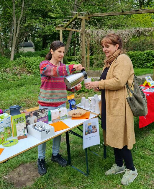 Angelika Molzahn (Steuerungsgruppe Bergkamen) und Jutta Eickelpasch (Steuerungsgruppe Kamen) bei Austausch und Stärkung mit fairem Kaffee.