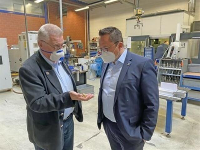 Georg Gisbert Zibulla (l.), Geschäftsführender Gesellschafter Raziol Zibulla & Sohn, im Gespräch mit Landrat Marco Voge. Foto: Hannah Heyn / Märkischer Kreis