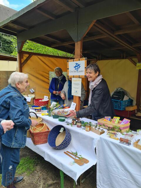 Ein großes Angebot hatte auch der Weltladen Werne mitgebracht. Constanze Rauert verteilt hier engagiert kleine Kostproben fairer Schokolade.