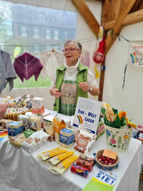 Brigitte Sprenger vertrat den Weltladen Unna mit einem bunten Angebot und bot zudem Kräuerwaffeln an.