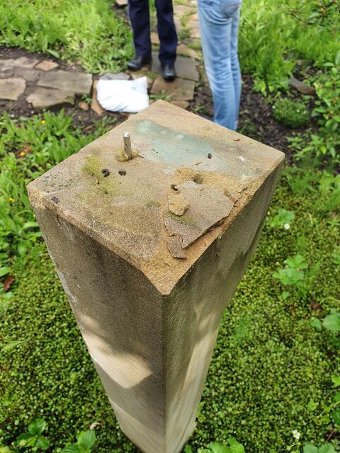 Auf diesem Sockel im Skulpturengarten in Velbert-Langenberg stand noch vor kurzem noch die nun gesuchte Bronzeskulptur.