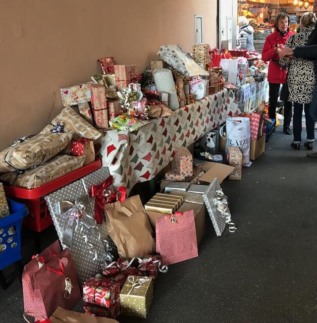 Mit dem Verkauf von Überraschungspaketen, gesponsert von Unternehmen aus Iserlohn, finanziert der Inner Wheel Club einen Teil seiner Hilfen.