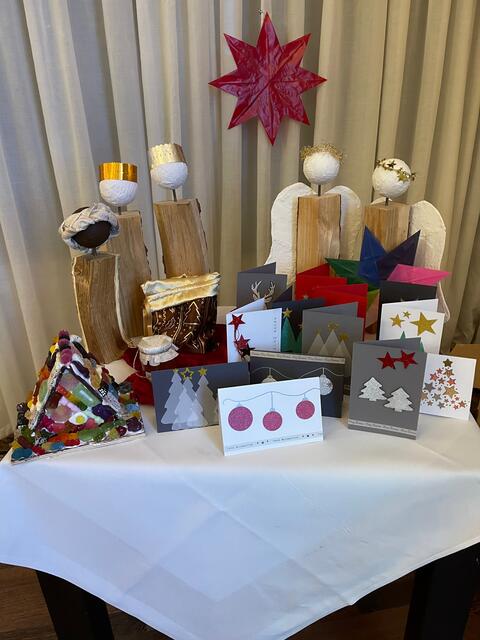 Auch selbstgebastelte Weihnachtsdeko, verkauft auf dem Adventsmarkt, bringt Geld, um die zahlreichen sozialen Projekt zu finanzieren.
