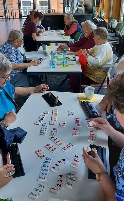 kommen Senior*innen aus Brackel und Neuasseln schnell ins Gespräch beim gemeinsamen Spiel.