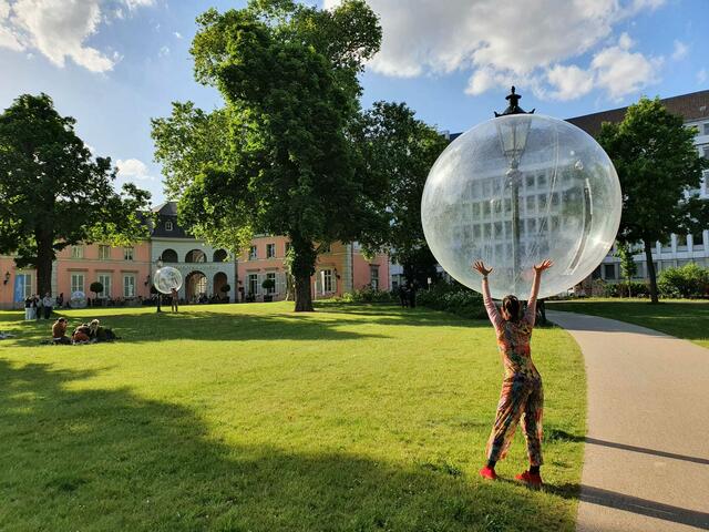 Camila Scholtbach mit ihrer Bubble vor dem Theatermuseum.