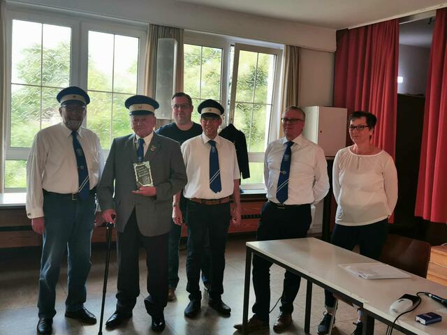 Vorstand BSV Brenschede mit Dienstältestem Mitglied, von links: 1. Vorsitzender Günter Kaczmarek, Karl Heinz Schäfers Jubilar, Geschäftsführer Fabian Wolski, Major Peter Deppe, 1 Kassenwart Michael Günther, 2. Vorsitzende Anja Grewe | Foto: Yvonne Wieseotte