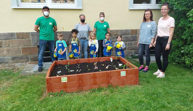 KiTa Papenbusch bepflanzt Hochbeet: Gemüsebeete für Kids - Menden