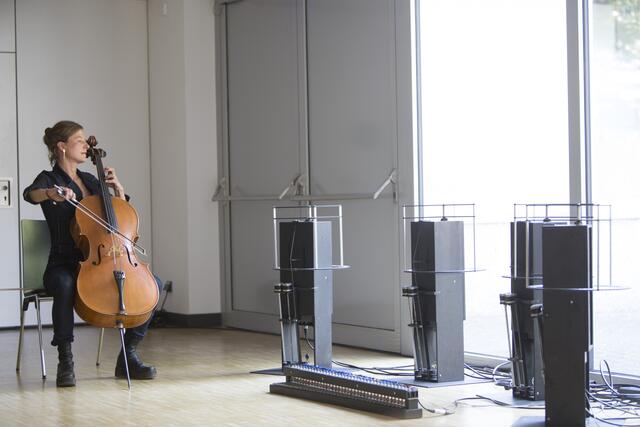 Florina Speth und die Soundinstallation von Kay Sievers. | Foto: Heike Cervellera