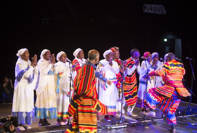 Die Bühne bebt - die "Gamo Singers " aus Äthiopien sorgen für mächtig Stimmung. | Foto: Heike Cervellera