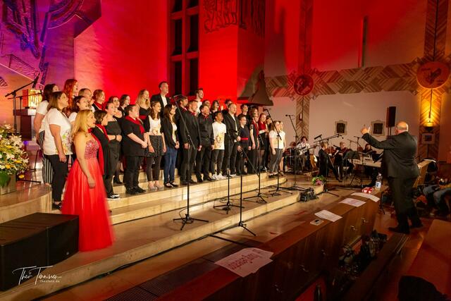 Alle Beteiligten zusammen auf der Bühne | Foto: Theo Tönnissen - https://theofoto.de/