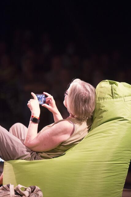 Ganz nah dran: Bei Sana Nagano sitzen Sie in der ersten Reihe. Nicht nur das, sondern auf! der Bühne. | Foto: Heike Cervellera