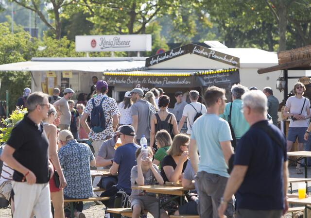 Richtig was' los im Festivaldorf. | Foto: Heike Cervellera