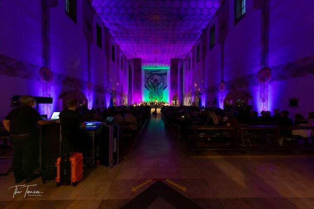 Während des großen Jubiläumskonzertes durch Martin Lenze und Team magisch illuminierte Propsteikirche St. Clemens in Oberhausen Sterkrade | Foto: Theo Tönnissen - https://theofoto.de/