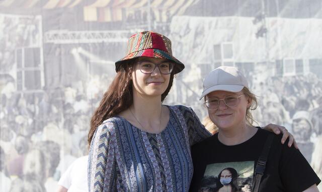 Ariadne aus Lübeck und Nadine aus Saarbrücken gefällt das Festival "rundum gut". | Foto: Heike Cervellera