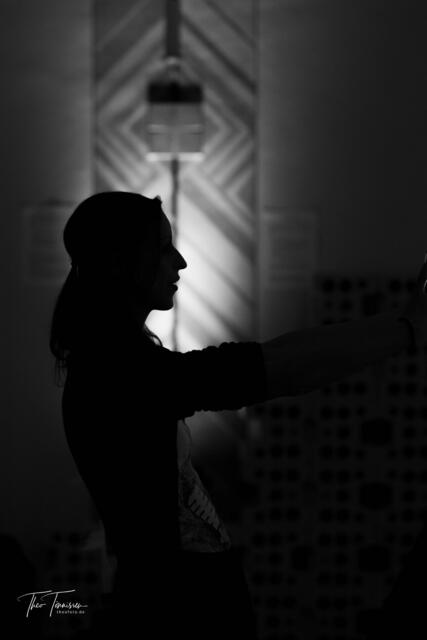 Schattenstudie einer Dirigentin und Sängerin des Chors RemiXed | Foto: Theo Tönnissen - https://theofoto.de/