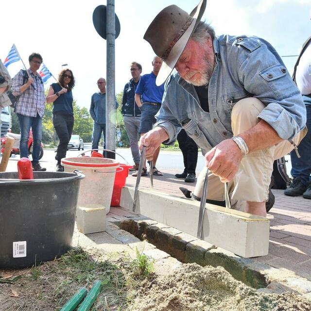Gunter Demnig bei der Verlegung der Stolperschwelle 2018.