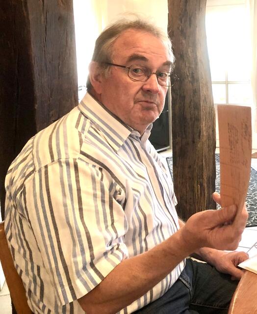 Der Balver Stadtarchivar Reimund Schulte zeigt, wie mit den alten Karteikarten das Meldeverfahren funktionierte und erläutert deren Nutzung für die Familienforschung.