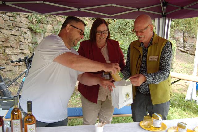 Sonntag, 19. Juni, in der Freilichtbühne: (v.l.) Jürgen Zier, Birte Kellermeier-Rehbein und Reinhard Netzeband vom Imkerverein Mülheim an der Ruhr