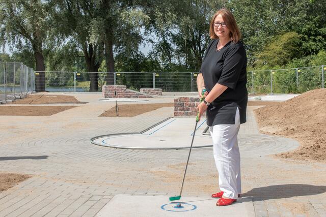 Bürgermeisterin Ulrike Westkamp beim ersten Abschlag auf der neuen Anlage