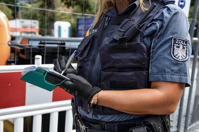 Lohn-Prellerei bis illegale Beschäftigung: Beamtinnen und Beamte des Zolls decken immer wieder Missstände auf. Die IG BAU fordert noch mehr Kontrollen. Außerdem brauche der Zoll mehr Personal, um die Einhaltung des gesetzlichen Mindestlohns, der auf 12 Euro steigen soll, sicherzustellen.