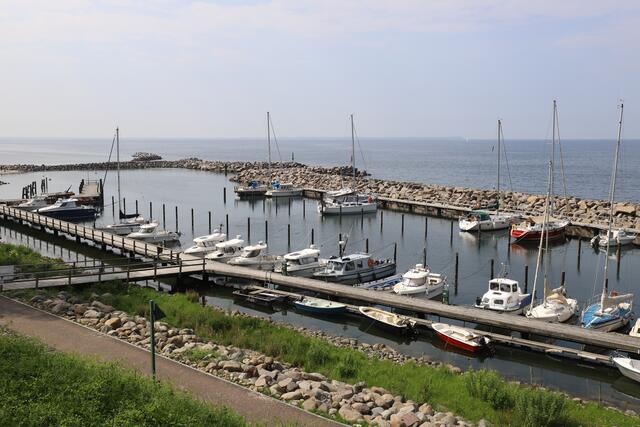 Der Jachthafen von Lohme liegt am Fuße der Steilküste.
Zwischen 50 und 70 Meter beträgt der Höhenunterschied zum Ufer, ca. 200 Stufen zählt die Treppe, vom oberen Ort bis zum unten liegenden Hafen.