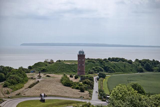Peilturm mit dem Burgwall, dahinter liegt die Jaromarsburg.