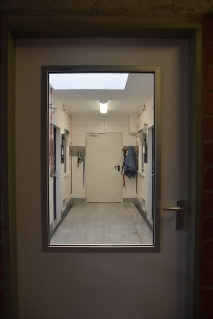 Dieser Teilbereich in der neuen Hundekrankenstation ist schon nach den neuen Entwürfen gestaltet worden. Statt Gittern gibt es hier Scheiben, um auch Quarantänefälle aufnehmen zu können. | Foto: Nina Sikora