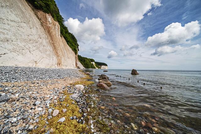 Kreidefelsen Rügen, wandern am Strandweg am Fuße der Steilküste.
