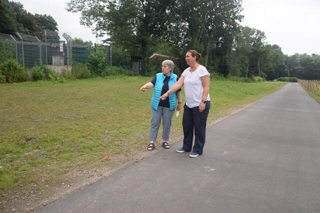 Fast bis zum Wegesrand kann das Gelände des Tierheims erweitert werden.  | Foto: Nina Sikora