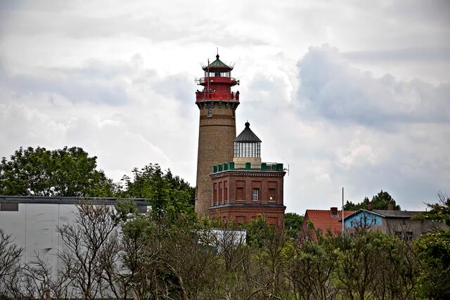 Die zwei Leuchttürme vom Kap Arkona.
Der kleine Schinkelturm kann nicht besichtigt werden, 
er ist nur für Hochzeiten verfügbar. 
Der runde Backsteinturm mit dem achteckigen Granitsockel misst 35 Meter Höhe.
Zum Aufstieg muss man 165 Stufen überwinden.