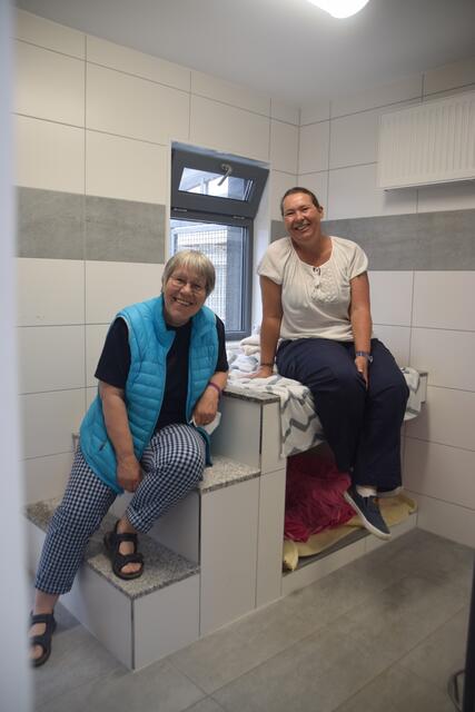 Dr. Elke Esser-Weckmann (Vorstandsvorsitzende Tierschutzvereins Groß-Essen e.V.) und Tierheimleiterin Jeanette Gudd in einem der bereits neu gestalteten Hunderäume, die unter dem Motto "Zimmer statt Zwinger" gestaltet sind. Zwei Schlafmöglichkeiten, ein Außenbereich und sogar Lautsprecher für Musik sind hier vorhanden. | Foto: Nina Sikora