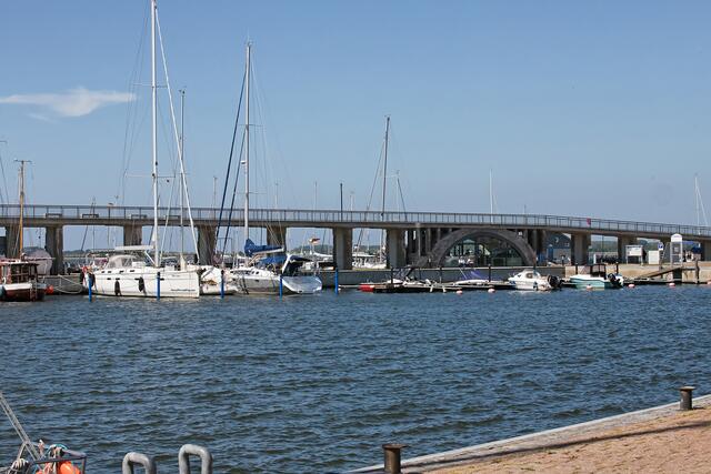 Hafen und die Getreidebrücke in Wieck auf Rügen.
