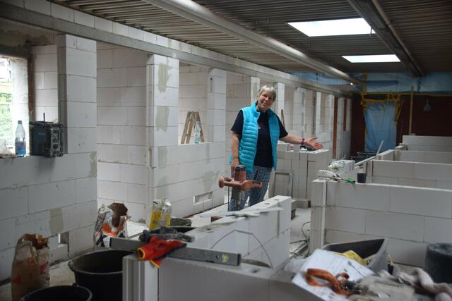 Dr. Elke Esser-Weckmann (Vorstandsvorsitzende Tierschutzvereins Groß-Essen e.V.) zeigt den Bereich der Hundekrankenstation, der sich noch auf dem alten Gelände befindet und bereits nach dem Motto "Zimmer statt Zwinger" umgestaltet wird. | Foto: Nina Sikora