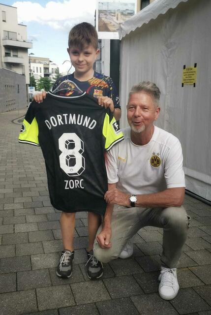 Auch dieser junge Fan freut sich über ein Trikot