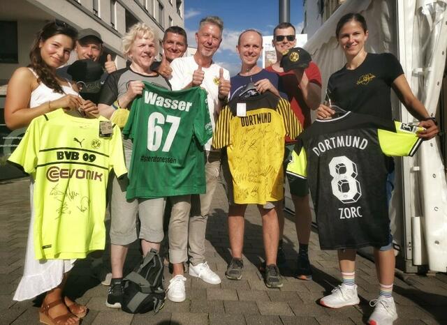 Heiko Wasser und die zufriedenen Ersteigerer der signierten Fantrikots