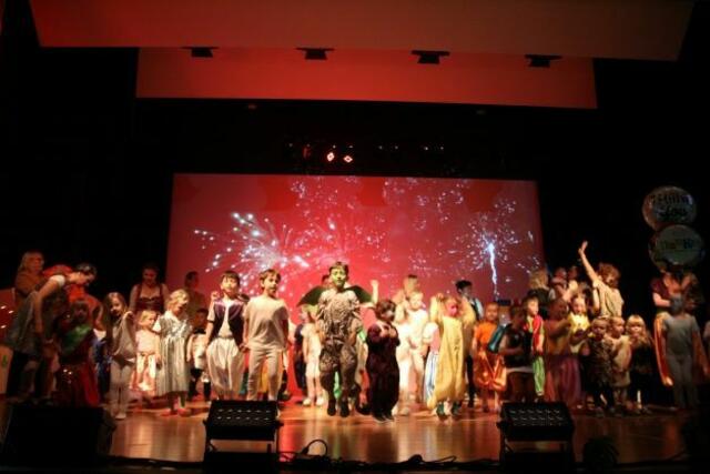 Am Ende ließen sich alle Beteiligten auf der Bühne feiern. | Foto: Junior Welt